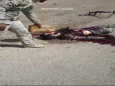 Iraqi Army Soldiers Burned Corpse Of A Member Of Deash