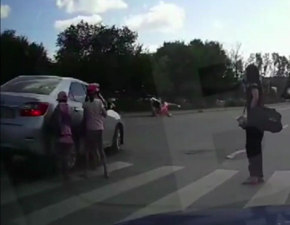 Children's crushed by speeding car while the mother on the phone 