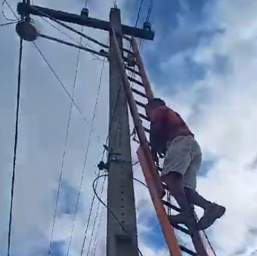 Dude Electrocuted While Trying To Make An Irregular Connection