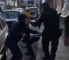 Angry man stabbed his rival in front of police 