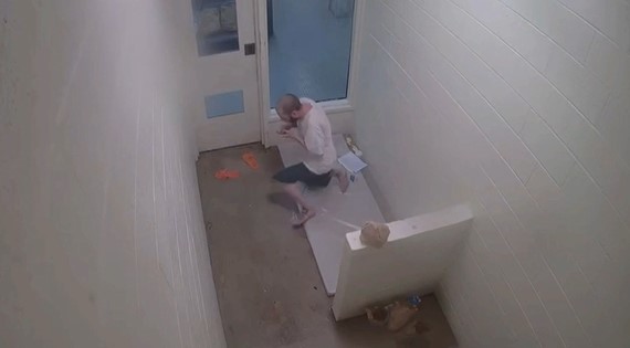 UNIQUE: Inmate Kills Himself with ORANGE PEELS!