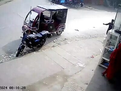 Rickshaw driver ran over by the truck (happens at 0:40)