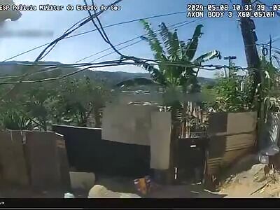 man is executed by police in favela