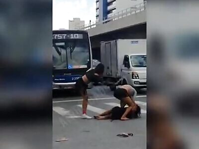 Fight between thannys on the streets of São Paulo