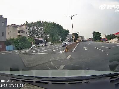 Tow Truck vs Scooter Rider 