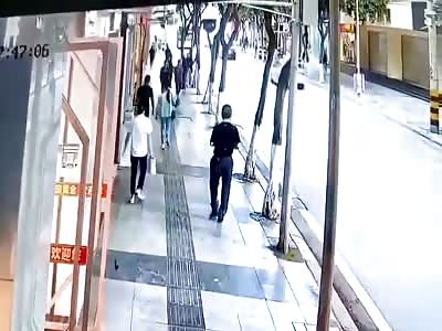 Chinese man try to commit suicide under passing bus.