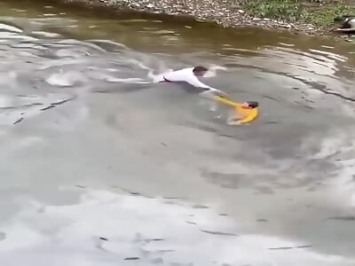 Brave Chinese man save young boy from drowning in canal 